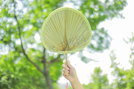 美女摄影照片_大暑小暑美女手势户外蒲扇摄影图配图