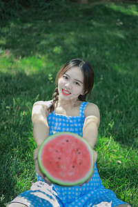 夏季休闲白天美女树荫草地吃西瓜摄影图配图