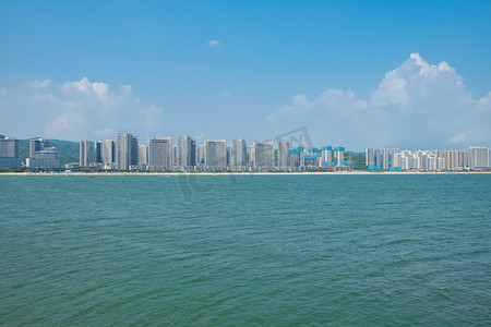 海边清新摄影照片_惠州夏天海边蓝天城市摄影图配图