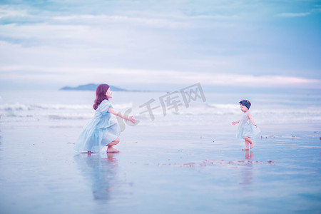 亲子时光白天母女两个沙滩拥抱摄影图配图