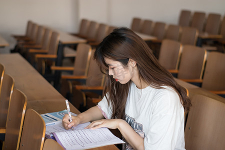 教学学校美女读书青春摄影图配图