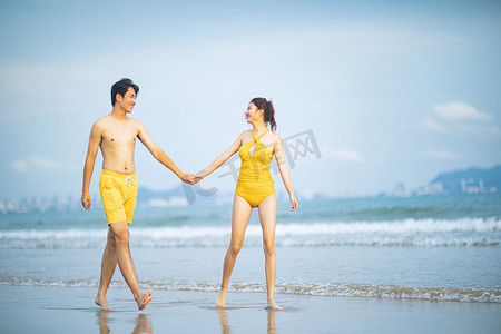 爱情白天一堆年轻小情侣沙滩手拉手摄影图配图