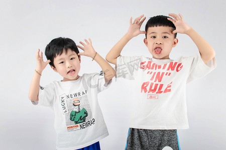 儿童兄弟白天两个儿童室内喊话摄影图配图