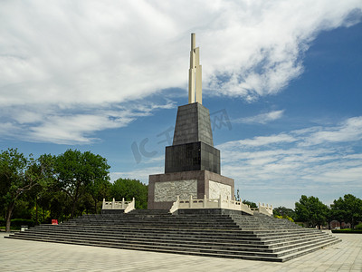 建党纪念白天青沧战役纪念碑烈士陵园矗立在蓝天下摄影图配图