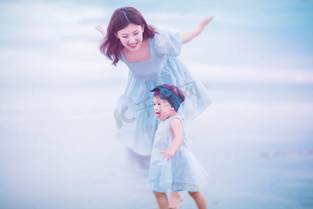 亲子时光白天母女俩沙滩追逐摄影图配图