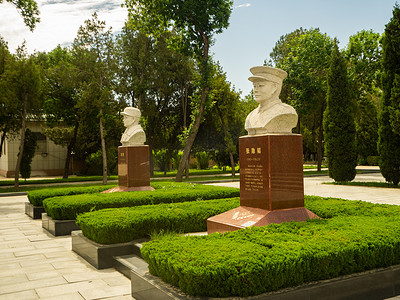 建党100年纪念白天人物雕塑烈士陵园矗立园中摄影图配图