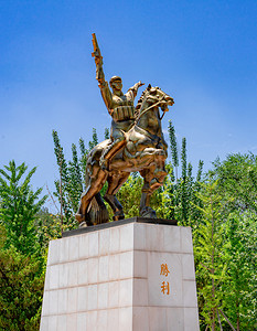 建党百年白昼红军革命烈士铜像户外侧面拍摄摄影图配图