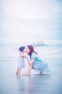 亲子时光白天母女俩海滩亲吻对方摄影图配图