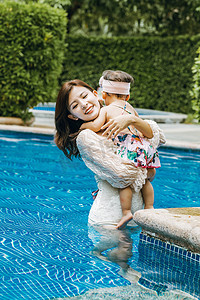 人物夏天母女泳池拥抱摄影图配图