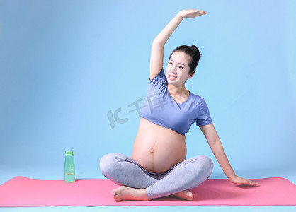 瑜伽摄影照片_瑜伽健身孕妇减肥家居摄影图配图