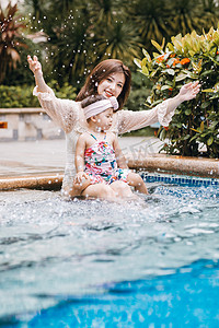家庭度假摄影照片_亲子夏天母女泳池戏水摄影图配图