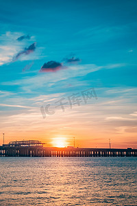 天空摄影照片_海景黄昏日落夕阳大海摄影图配图