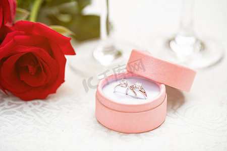 婚礼情侣摄影照片_情人节白天玫瑰花和戒指户外无摄影图配图