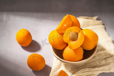 静物水果黄杏黄桃水果摄影图配图