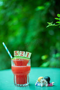 夏日饮品白天新鲜西瓜汁数字521的桌子文艺唯美背景摄影图配图