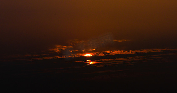 夏天自然风光傍晚日落光照户外天空云层遮住太阳摄影图配图