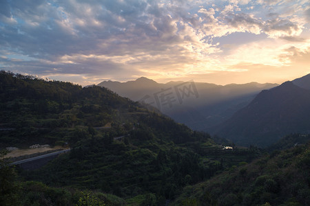 山里的夕阳日落山峰山里无摄影图配图