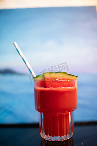 夏日饮品白天西瓜汁桌子上文艺背景图片摄影图配图