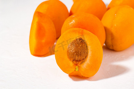 静物蔬果黄杏切面黄桃桃子摄影图配图