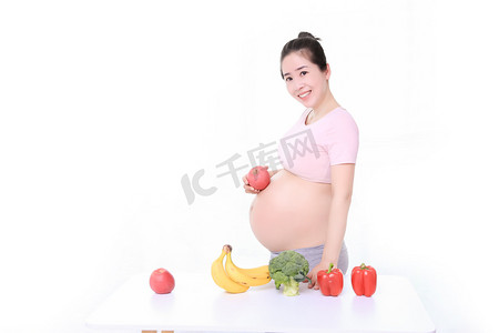 孕妇饮食摄影照片_营养孕妇蔬菜饮食健康摄影图配图