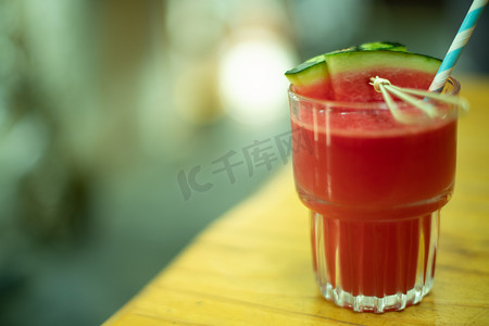 夏日饮品白天西瓜汁桌子上放着文艺背景图摄影图配图