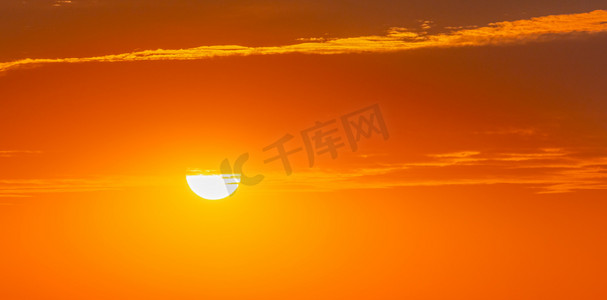 夏天风光夕阳太阳户外天空太阳露出云层摄影图配图