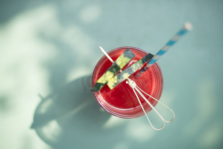 夏日饮品白天西瓜汁斑驳的桌面上文艺唯美背景图摄影图配图