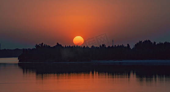 夏天野外风光傍晚日落户外湖边太阳缓缓落下摄影图配图