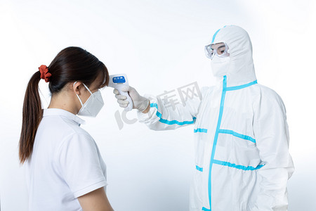 防疫抗疫医护人员棚拍穿防护服测体温摄影图配图