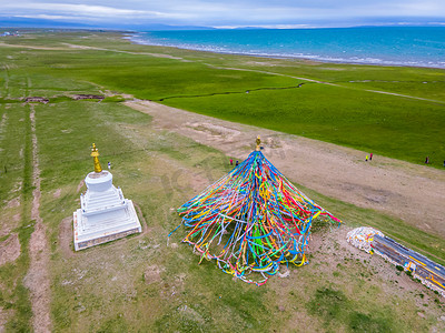 草原经幡摄影照片_青海夏天西宁草原经幡摄影图配图