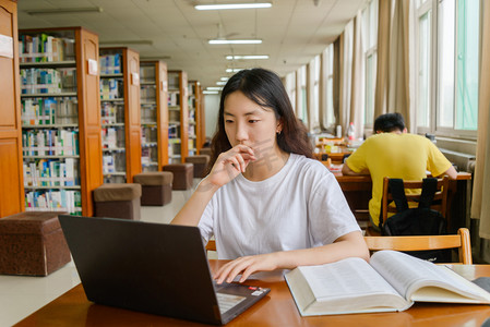 人像白天美女图书馆用电脑摄影图配图