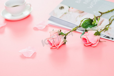 玫瑰节日杂志粉色桌面背景摄影图配图