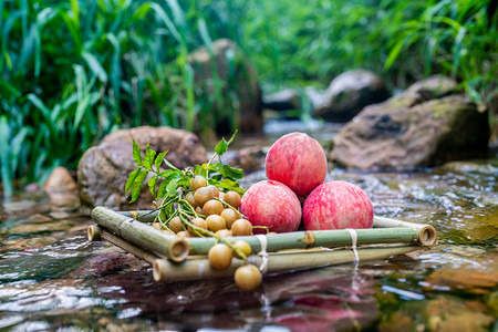 夏天小溪摄影照片_时令水果傍晚溪边生活露营户外美食摄影图配图