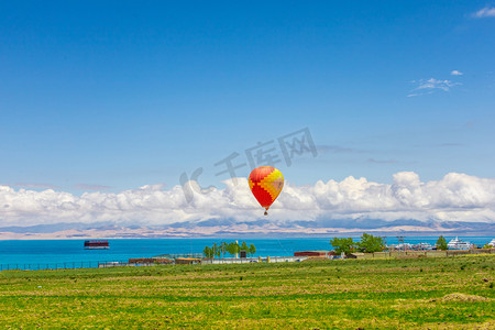 青海夏天西宁青海湖热气球摄影图配图