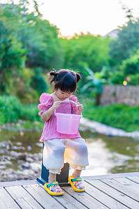 女孩的夏天傍晚小女儿溪边玩水摄影图配图
