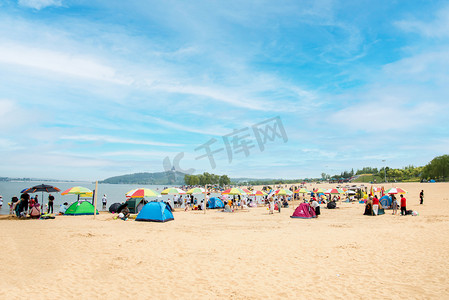 大海白天海边人群沙滩玩耍摄影图配图