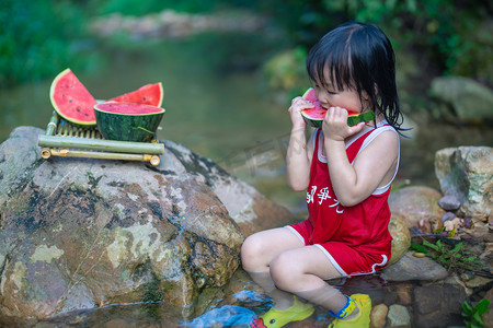 夏天玩水摄影照片_吃西瓜的夏天夏季儿童户外玩水摄影图配图