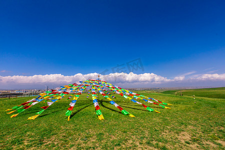 青海夏天西宁经幡金银滩草原摄影图配图