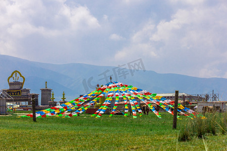 草原经幡摄影照片_青海夏天西宁金银滩草原经幡摄影图配图