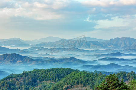 黄山松徽派盆景摄影照片_旅行山峰山区漂动摄影图配图