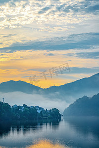 水墨年会摄影照片_旅游早晨房屋山区漂动摄影图配图