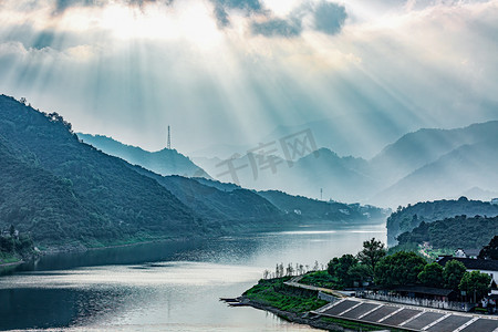 休闲旅行早晨村庄江边流动摄影图配图