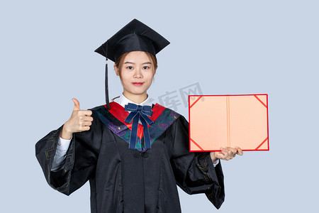 毕业照毕业照摄影照片_拿着荣誉证书的毕业女大学生