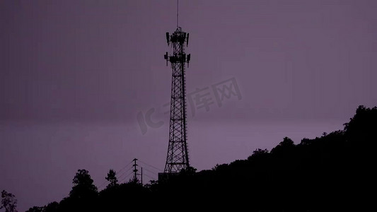 雷雨天闪电下的基站