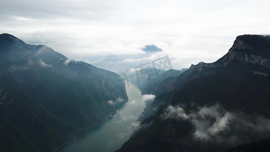 瞿塘峡摄影照片_长江三峡之巅云雾缭绕河流山峰