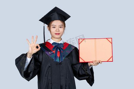 证书荣誉证书摄影照片_拿着荣誉证书ok手势的毕业女大学生