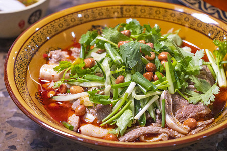 用餐摄影照片_美食中午一碗麻辣牛杂美食餐厅用餐摄影图配图