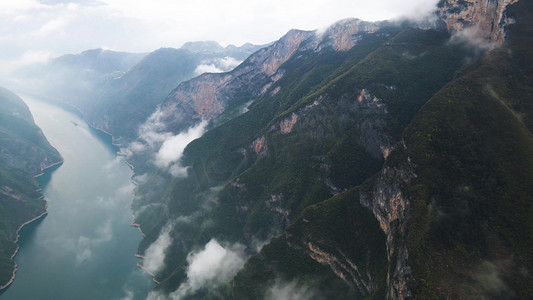 瞿塘峡摄影照片_航拍长江三峡之巅云雾缭绕河流山峰
