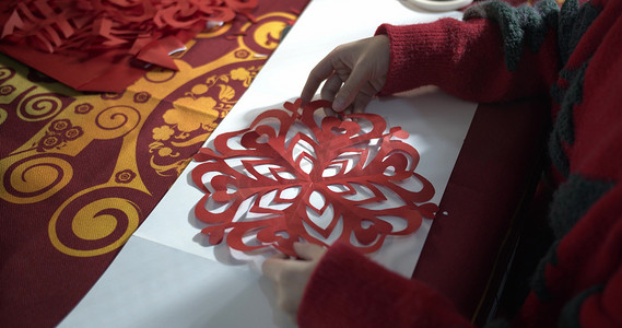 实拍中国传统文化新年剪纸展示