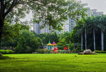 白天户外公园安静的游乐场摄影图配图
